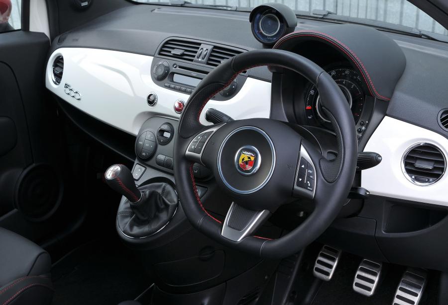 Интерьер Abarth 500 2009 года  (UK) (фото 2 из 43)